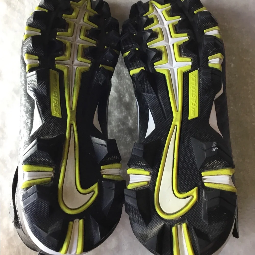 NIKE Boys size 6 Y STRIKE HIGH TOP FOOTBALL CLEATS